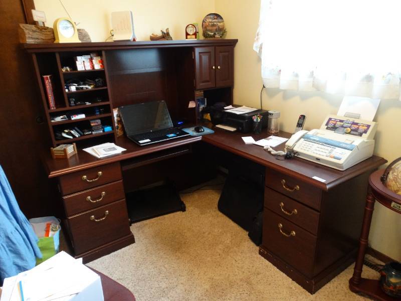 lot 5517 image: Nice desk w hutch & return- Great for home office