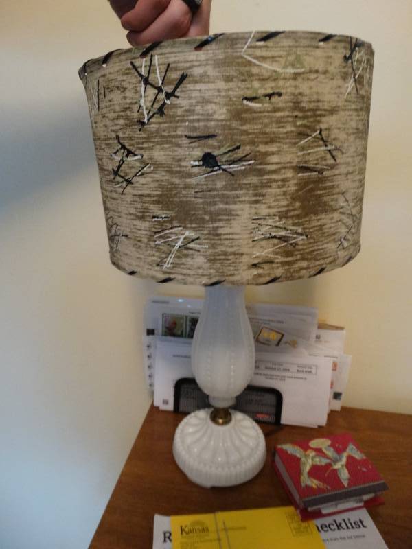 lot 5520 image: Vintage table lamp w shade