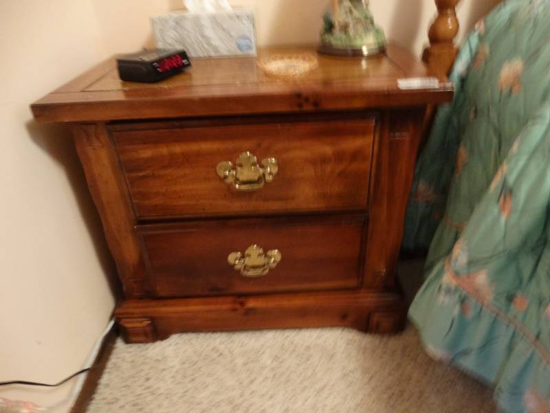 lot 5523 image: 2 drawer night stand