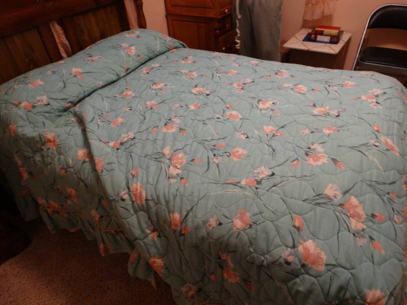 lot 5525 image: Lot of bedding including pillows