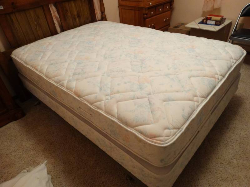 lot 5526 image: Sealy posturepedic plush full size mattress & Box spring set