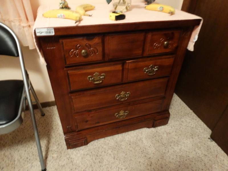 lot 5527 image: 3 drawer chest- Nice
