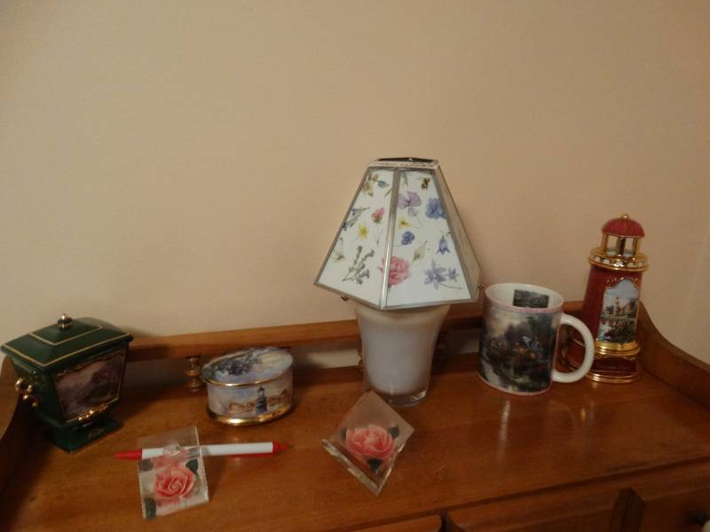 lot 5534 image: Lot of assorted home decor items- some Thomas Kinkade