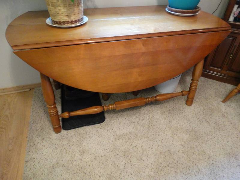 lot 5539 image: Vintage wood round drop leaf dining table w 4 captain chairs & leaves