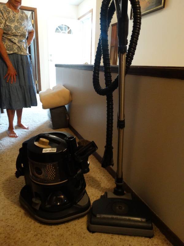 lot 5540 image: Excellent Rainbow vacuum cleaner w attachments