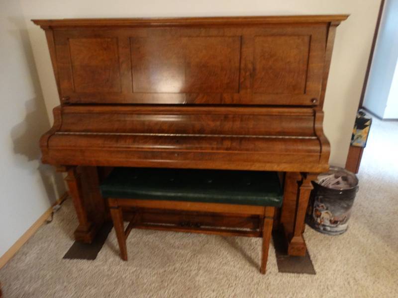 lot 5542 image: Beautiful Kimball upright piano w bench- Excellent shape