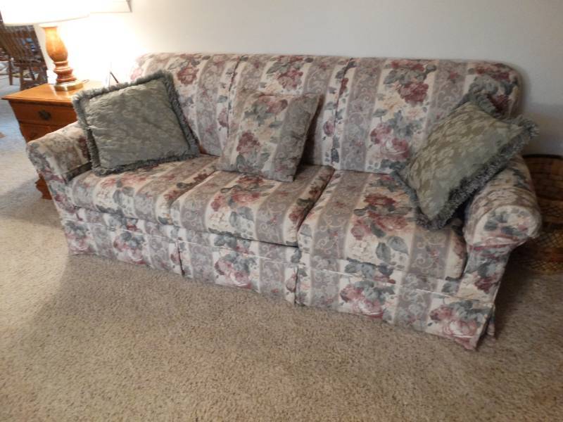 lot 5543 image: Nice looking 3 cushion sleeper sofa