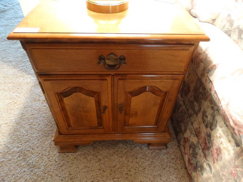 lot 5546 image: Ethan Allen lamp table