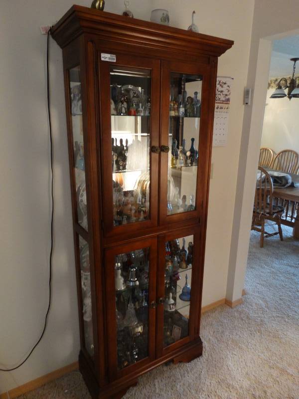 lot 5549 image: Beautiful wood & glass 4 door curio cabinet- Lighted