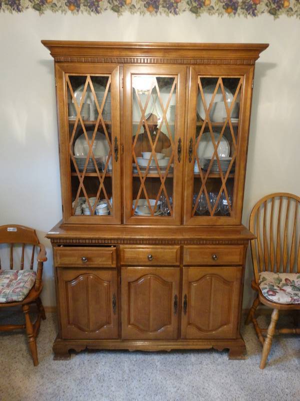 lot 5550 image: Amazing Bassett Furniture solid wood china cabinet