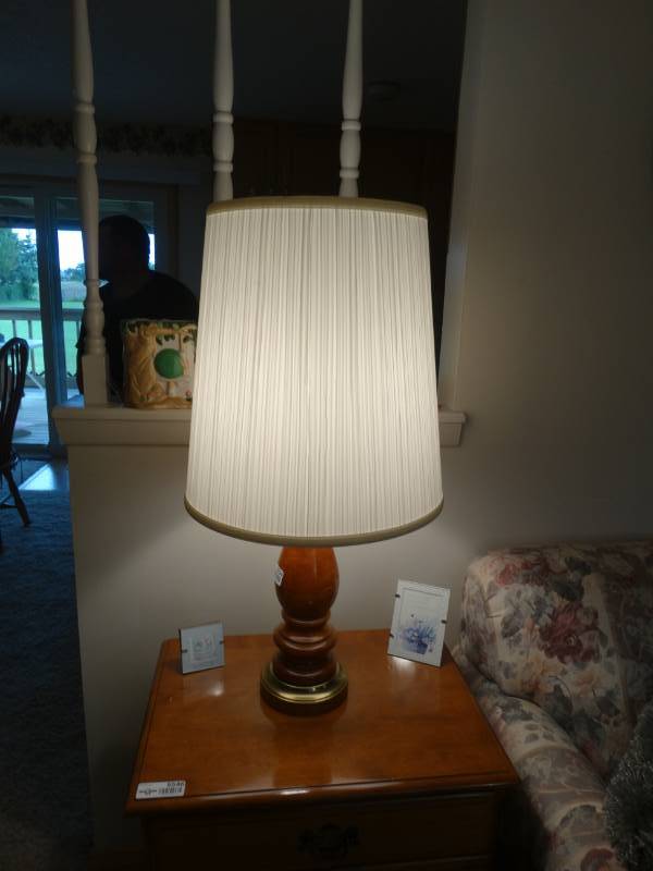 lot 5554 image: Pair of table lamps w shades
