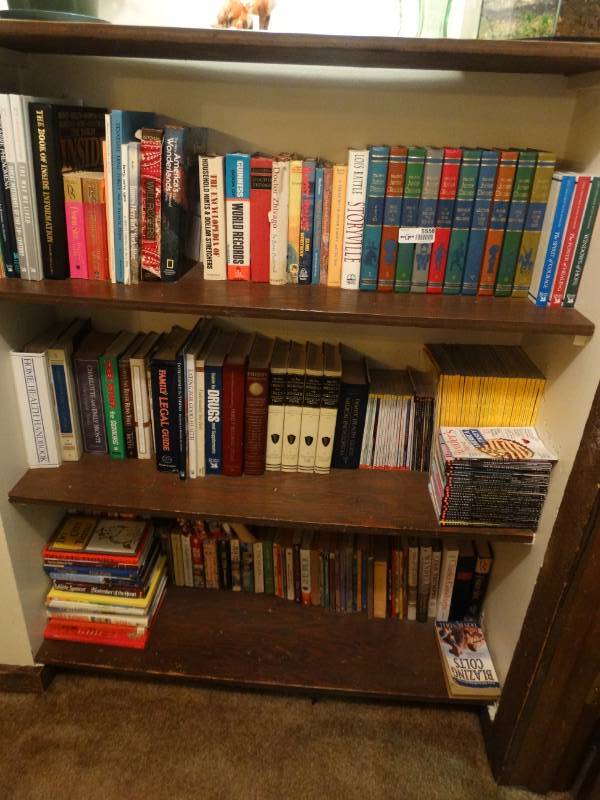 lot 5558 image: Large lot of assorted books magazines
