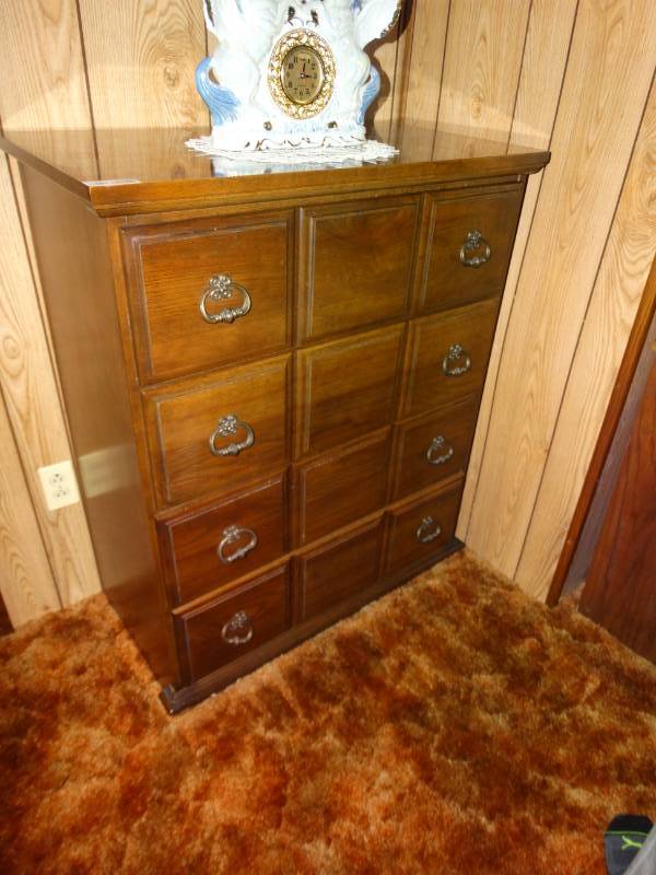 lot 5560 image: Chest of drawers