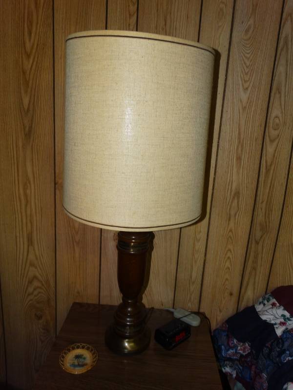 lot 5562 image: Pair of wood table lamps w shades