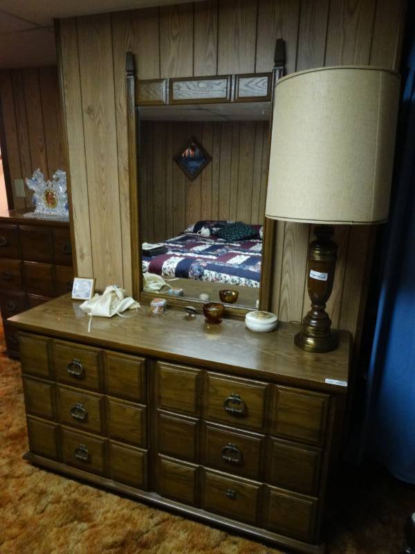 lot 5563 image: Dresser w mirror
