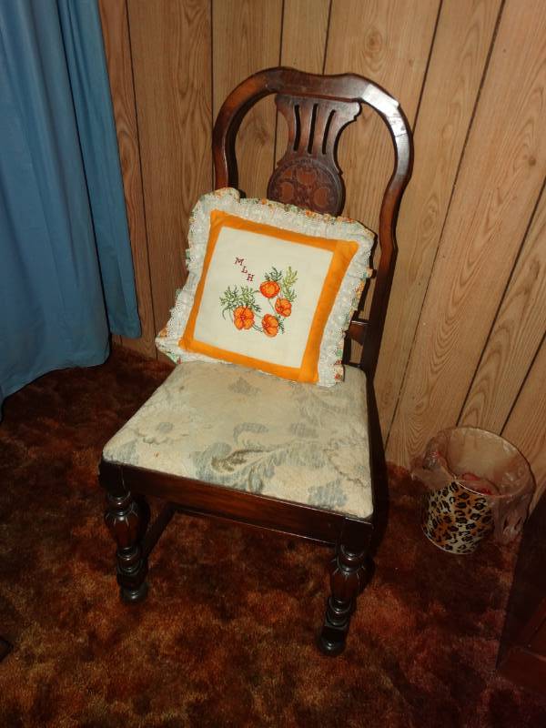 lot 5564 image: Wood chair w pillow