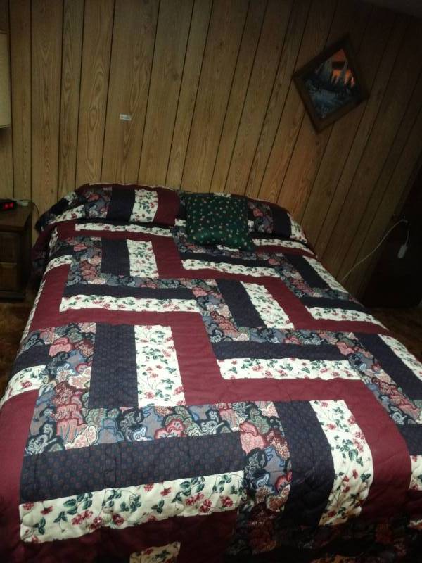 lot 5569 image: Comforter & bedding