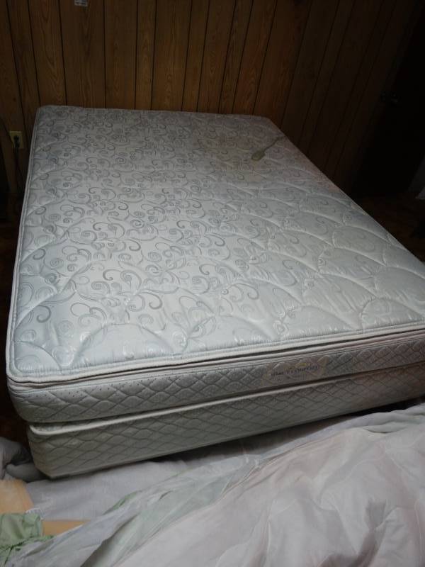 lot 5570 image: Select Comfort Queen dual Elite mattress & boxspring set- dual remote