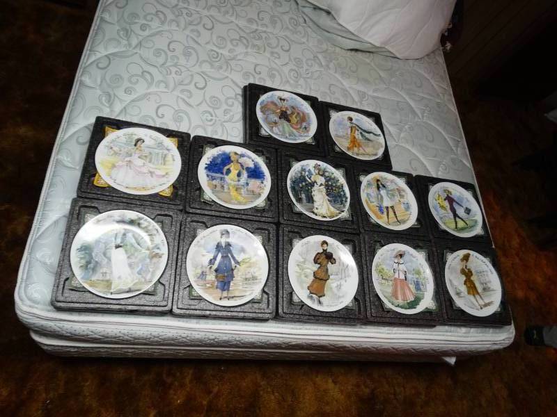 lot 5571 image: 12 Important Ladies collector plates