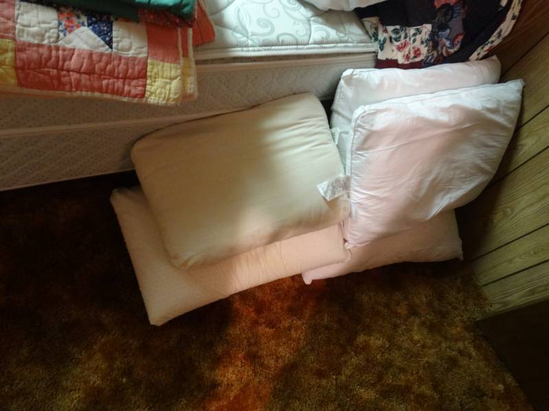 lot 5572 image: Lot of various pillows
