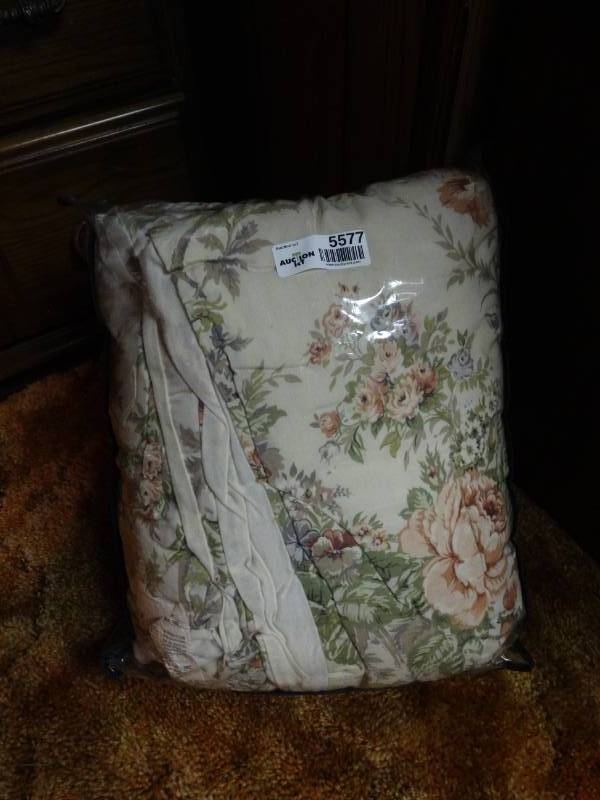 lot 5577 image: Bedding