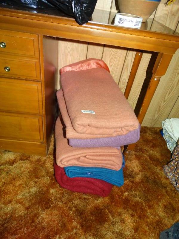 lot 5578 image: Lot of wool blankets