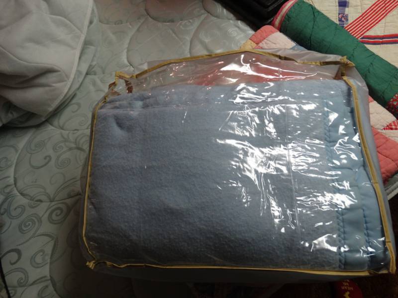 lot 5580 image: Heated blanket