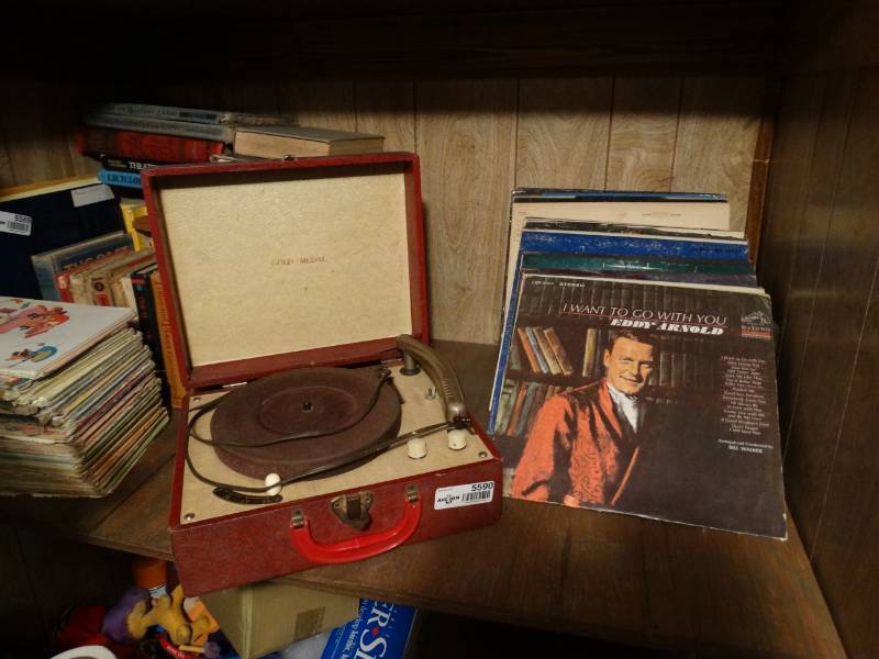 lot 5590 image: Vintage record player w records
