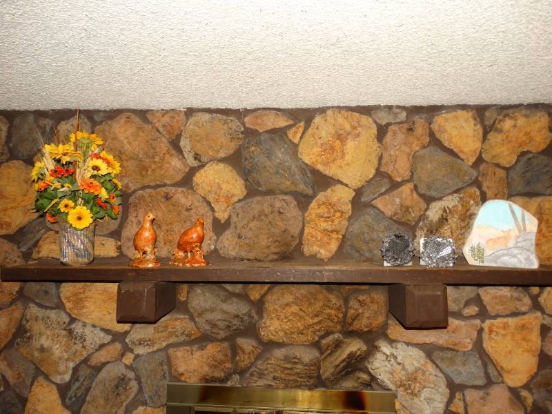 lot 5605 image: Lot of assorted decor on fireplace mantel