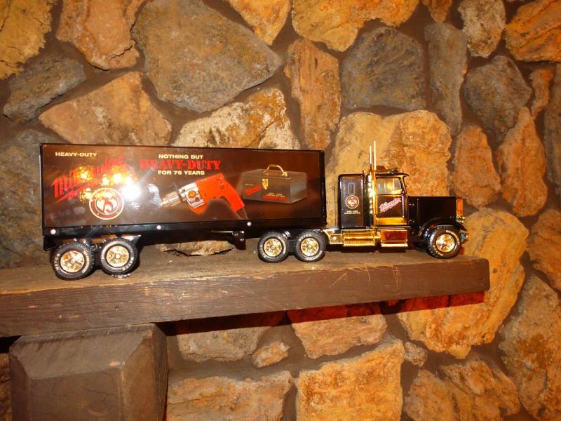 lot 5608 image: Big Rig Semi w trailer