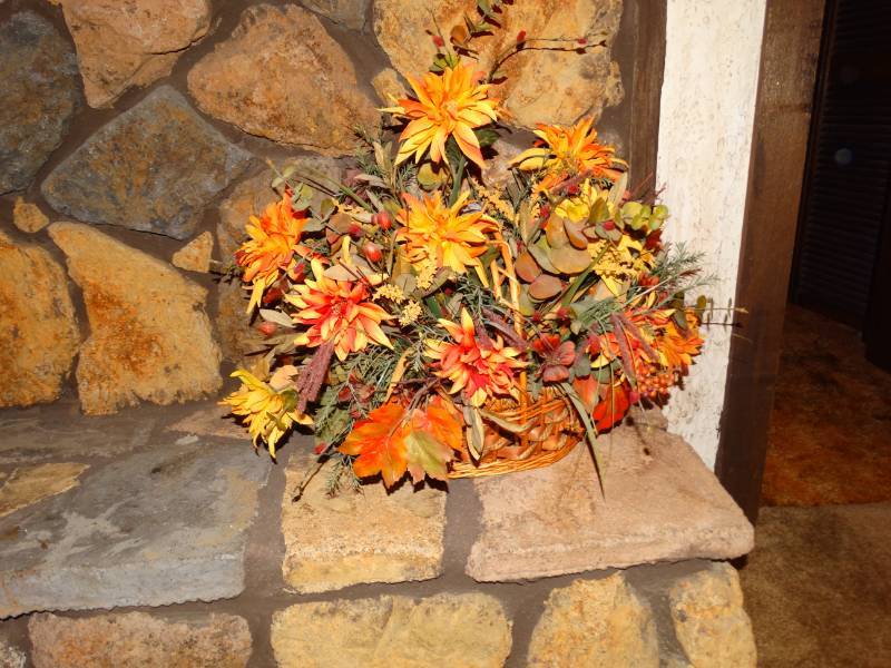 lot 5610 image: Floral centerpiece