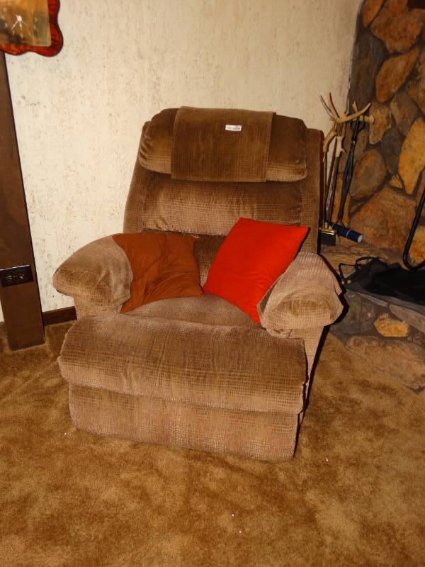 lot 5611 image: La-Z-Boy recliner