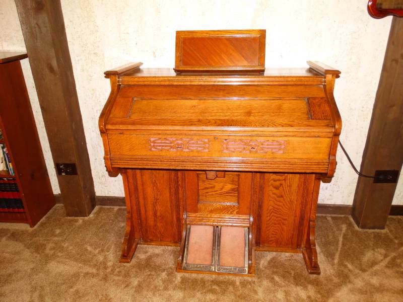 lot 5613 image: Awesome Williams Organ- Vintage pump organ w motor Works