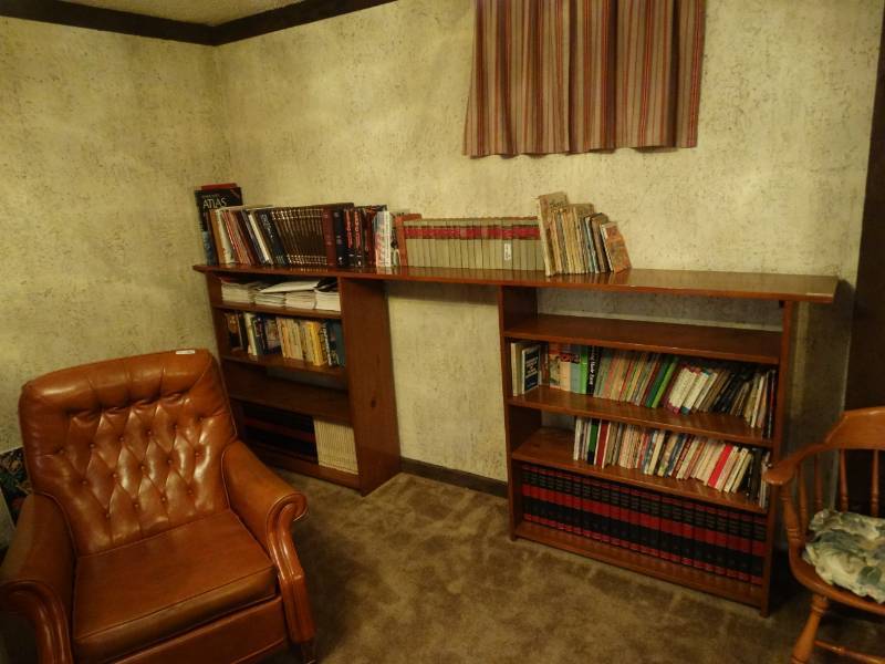 lot 5615 image: Large Lot of assorted books