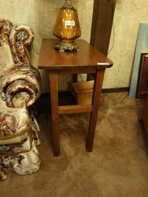 lot 5621 image: Lamp table
