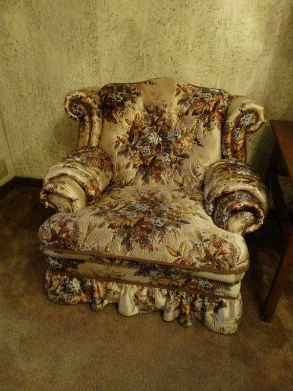 lot 5623 image: Vintage harvest living room set- Sofa & matching chair