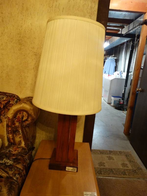lot 5624 image: Pair of table lamps w shades