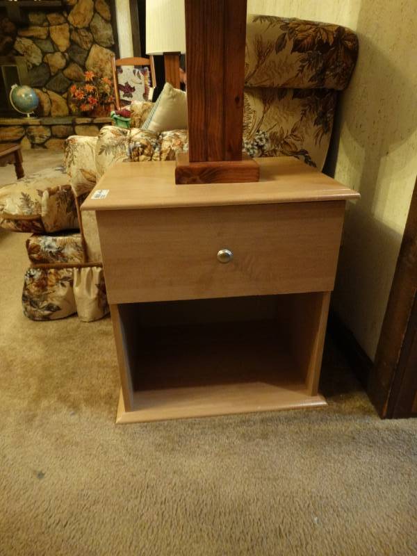lot 5625 image: End table