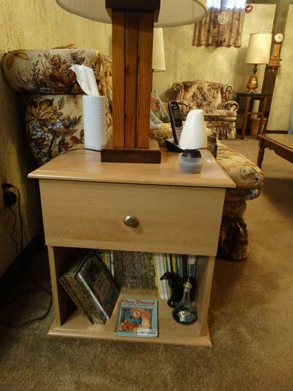 lot 5626 image: End table