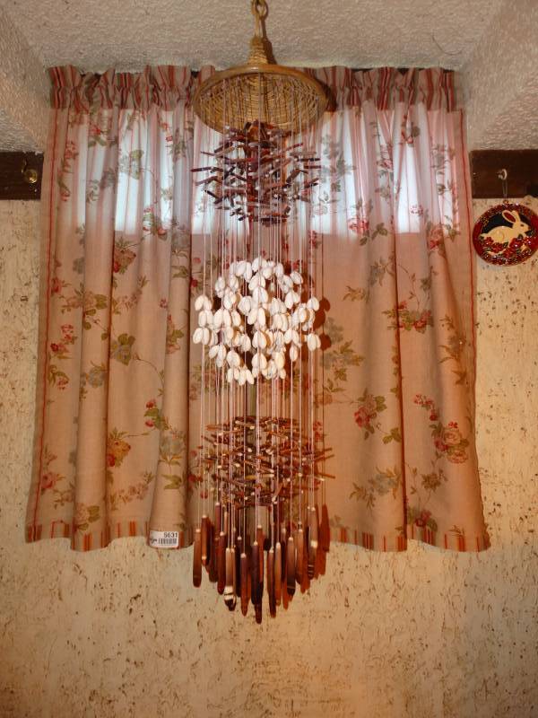 lot 5631 image: Hanging sea shell decor