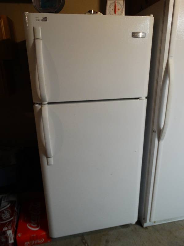 lot 5633 image: Nice Frigidaire refrigerator w freezer- Works Great