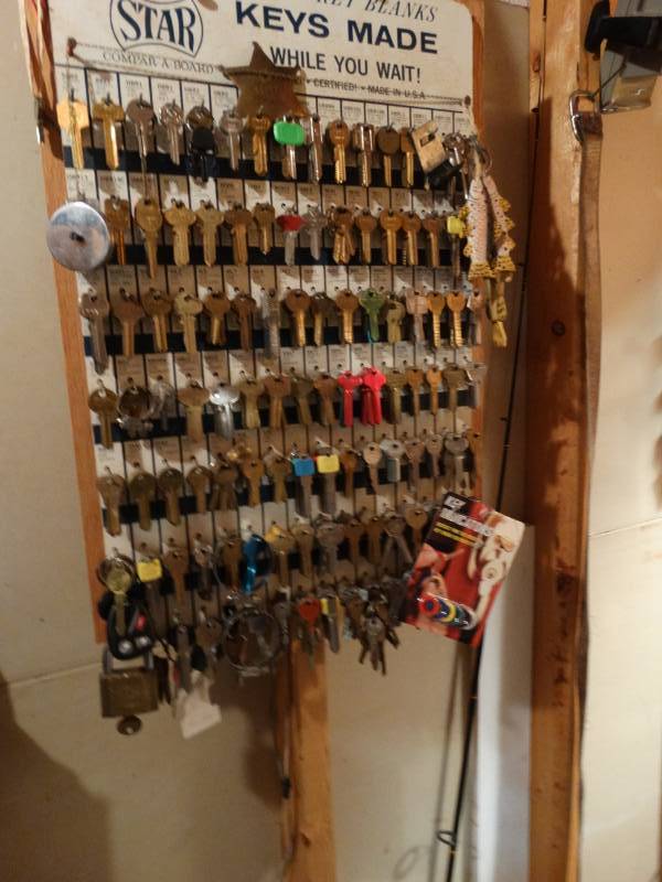 lot 5646 image: Large lot of various key blanks