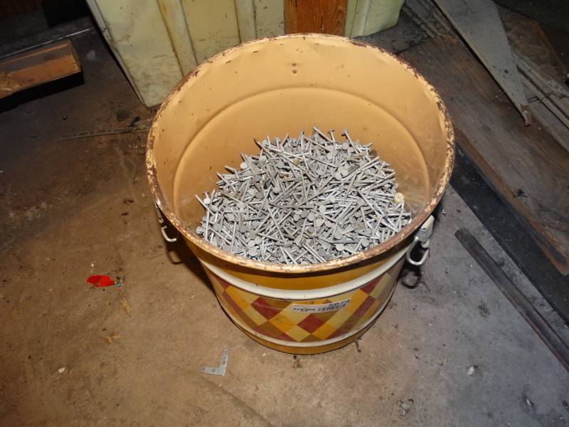 lot 5674 image: 5 gallon metal bucket w tons of nails