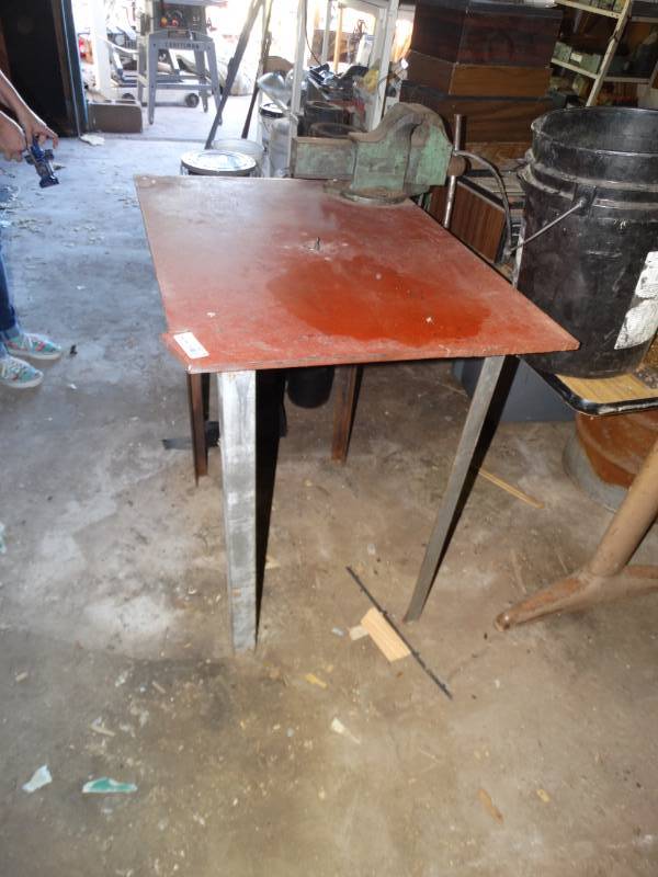 lot 5679 image: Metal router table w router