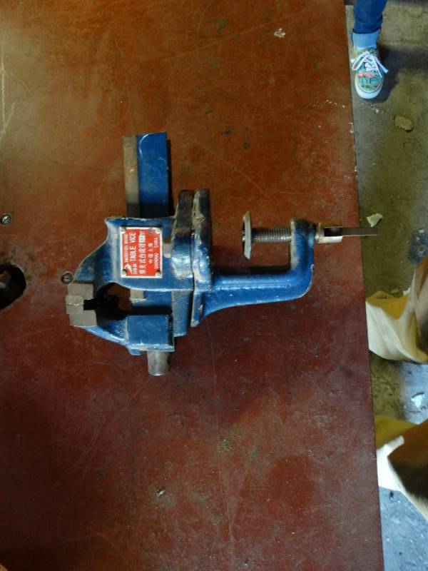 lot 5680 image: Small clamp on vise