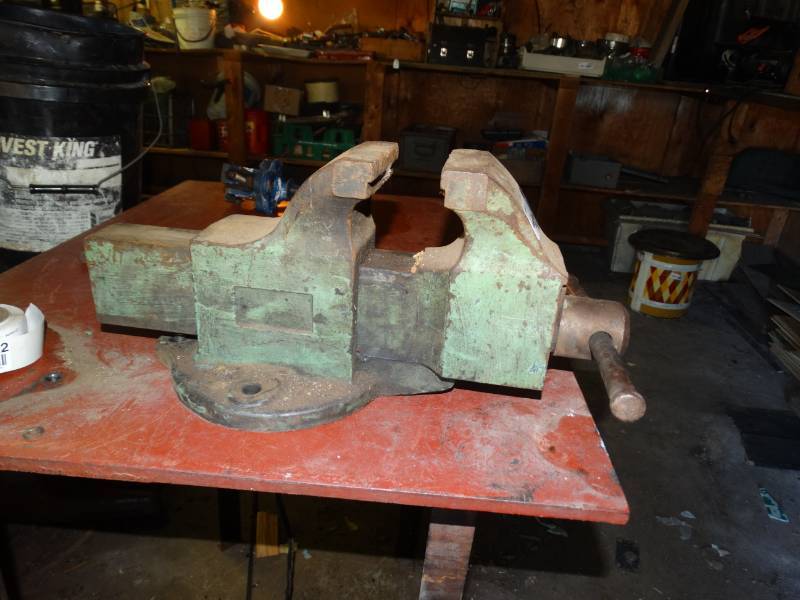 lot 5681 image: Large shop vise