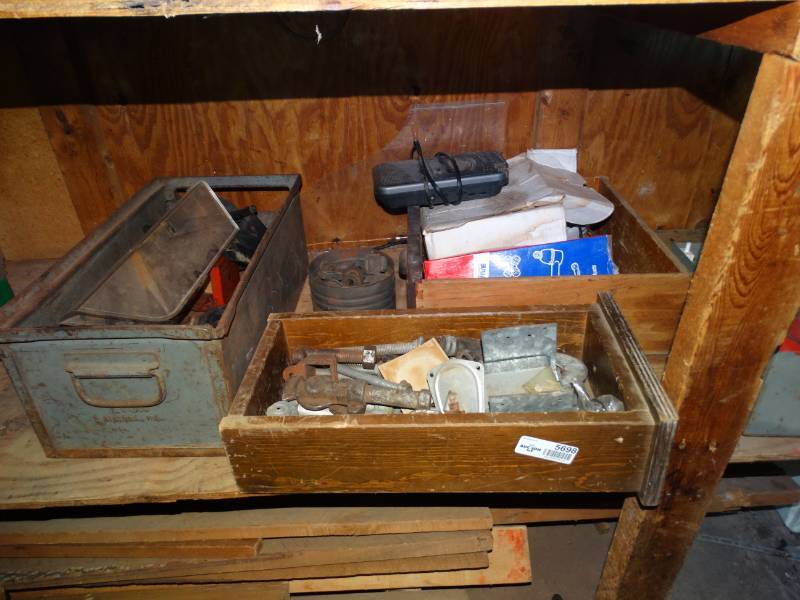 lot 5698 image: Lot of assorted hardware & tools
