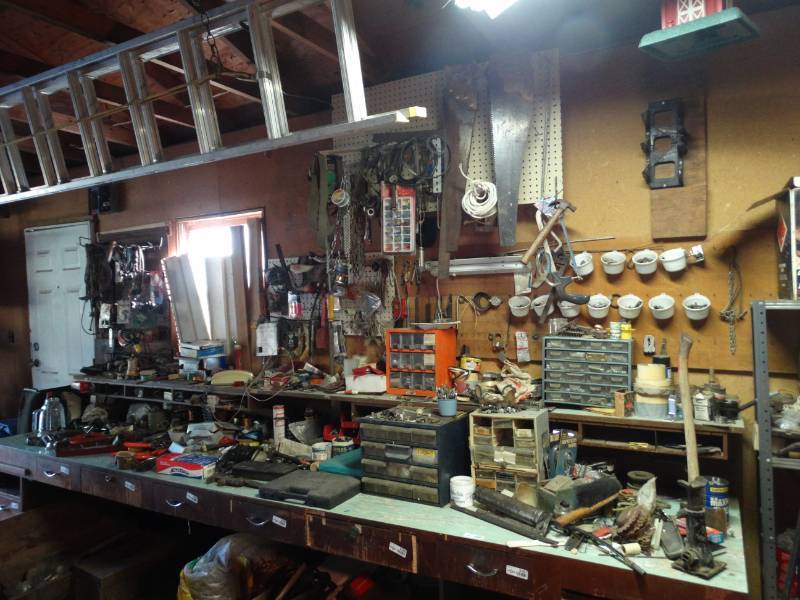 lot 5707 image: HUGE lot of assorted hand tools power tools & hardware-