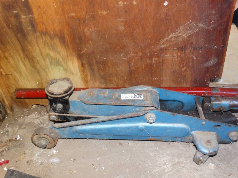 lot 5709 image: Hydraulic jack