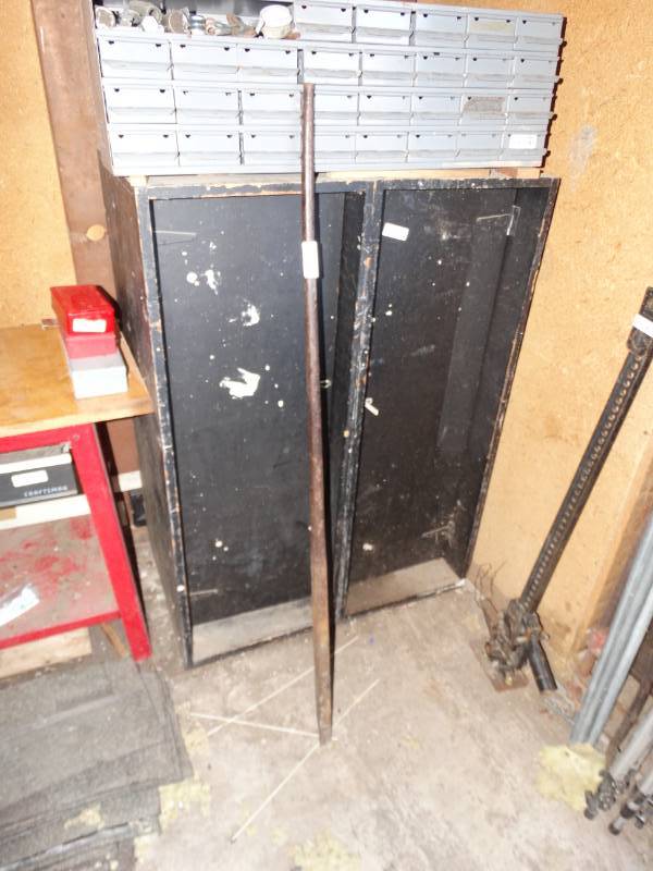 lot 5731 image: Metal pry bar